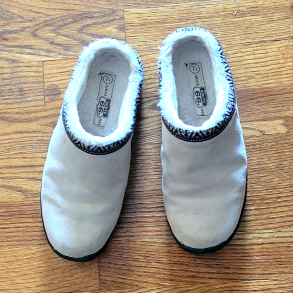 Cozy Cream Slip-On Shoes with Faux Fur Lining And Rubber Soles Size 7 1/2